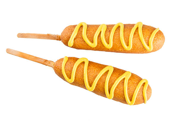 perros de maíz con mostaza - corn dog fotografías e imágenes de stock