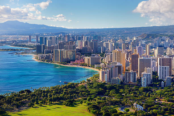 espectacular vista de la ciudad de honolulu - waikiki beach fotografías e imágenes de stock