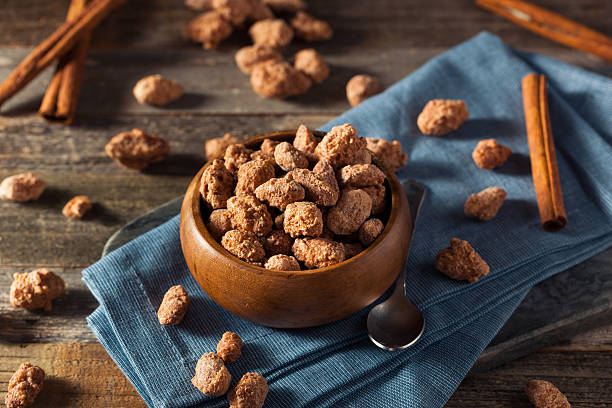 domowe słodkie migdały powlekane cynamonem - glazed almond nut sugar zdjęcia i obrazy z banku zdjęć