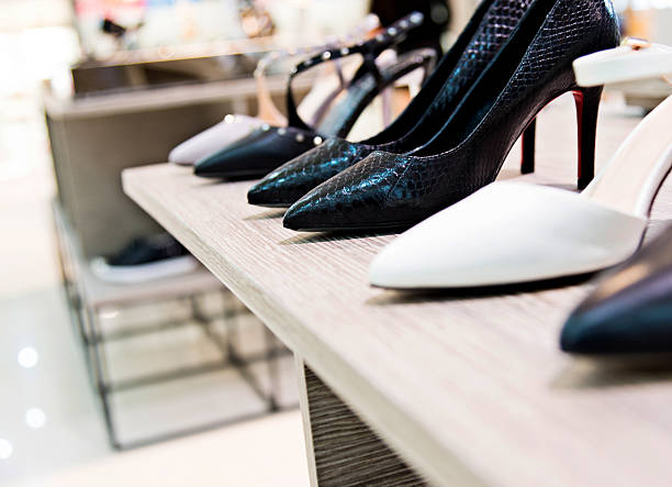 chaussures pour femmes en vente exposées dans un magasin - department store clothing showroom people photos et images de collection