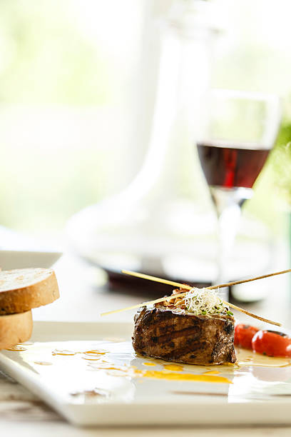 steak rôti et vin rouge pour le déjeuner - balsamic vinegar bottle vinegar red wine photos et images de collection