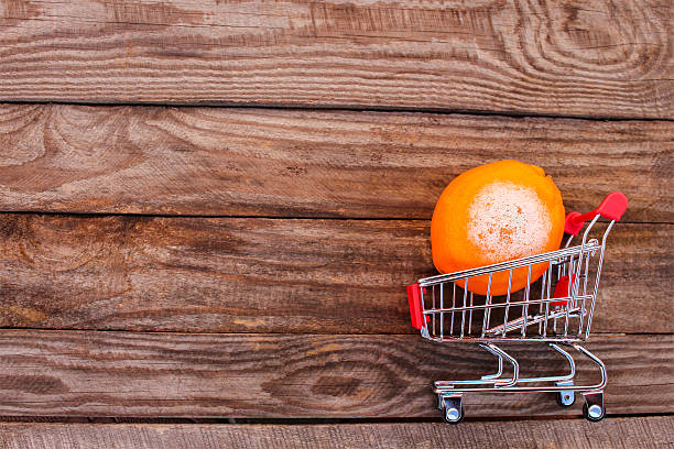 panier d’achat avec orange pourri - rotting food mold fruit photos et images de collection