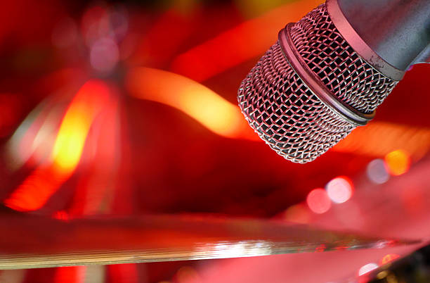 microphone sur fond rouge de la scène gros plan - back lite photos et images de collection