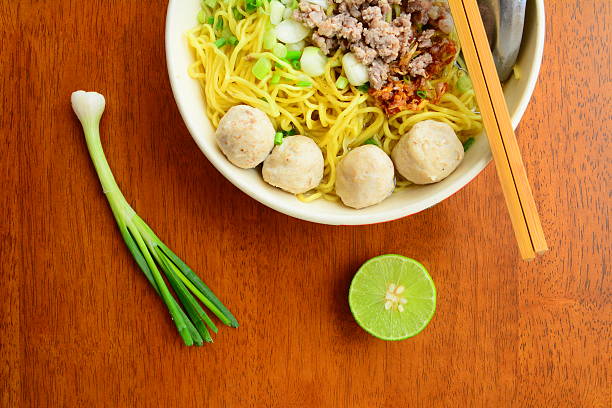 le bol de nouilles ramen rapides maison sur table en bois - eggs bowl cracked dining table photos et images de collection