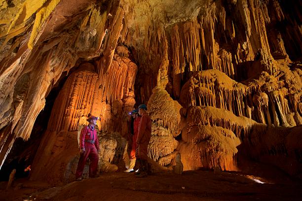 geologe in der höhle - stalagmite stock-fotos und bilder