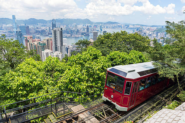 touristische spitzenstraßenbahn in hongkong - victoria peak stock-fotos und bilder