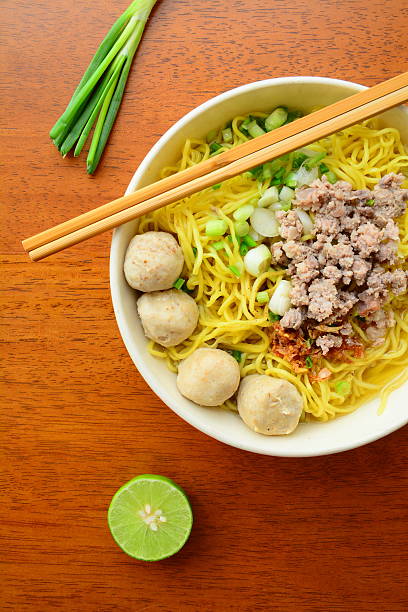 le bol de nouilles ramen rapides maison sur table en bois - eggs bowl cracked dining table photos et images de collection