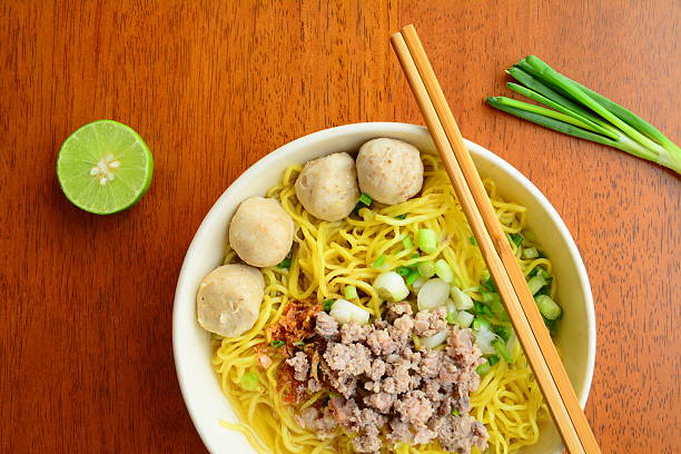 le bol de nouilles ramen rapides maison sur table en bois - eggs bowl cracked dining table photos et images de collection