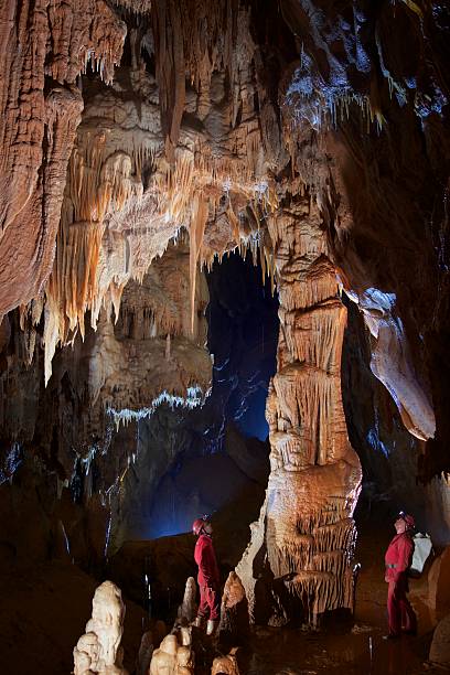 geologe in der höhle - stalagmite stock-fotos und bilder