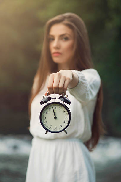 é sem tempo! - waiting women clock boredom imagens e fotografias de stock