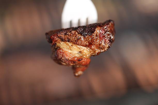 플라스틱 포크에 희귀 한 쇠고기 고기 조각 - argentina barbecue grill steak barbecue 뉴스 사진 이미지