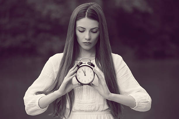 carrapato-tock - waiting women clock boredom imagens e fotografias de stock