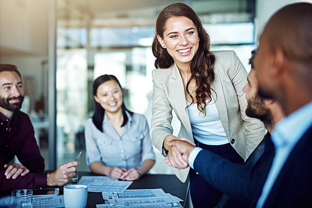 having a positive attitude is rewarding - apertar a mão imagens e fotografias de stock