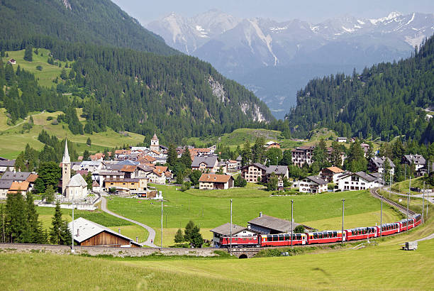 bernina express a las afueras de bergün - non urban scene railroad track station day fotografías e imágenes de stock