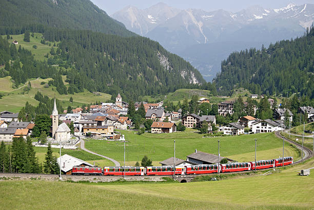 bernina express vor den toren bergüns - chur stock-fotos und bilder