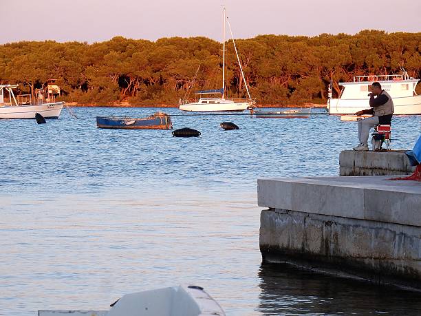 porto cesareo - rybak w porcie - budapest urban scene summer city zdjęcia i obrazy z banku zdjęć