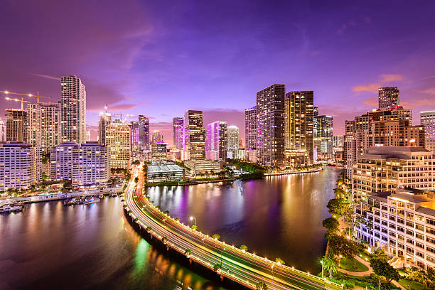 miami( floride) night skyline - miami photos et images de collection