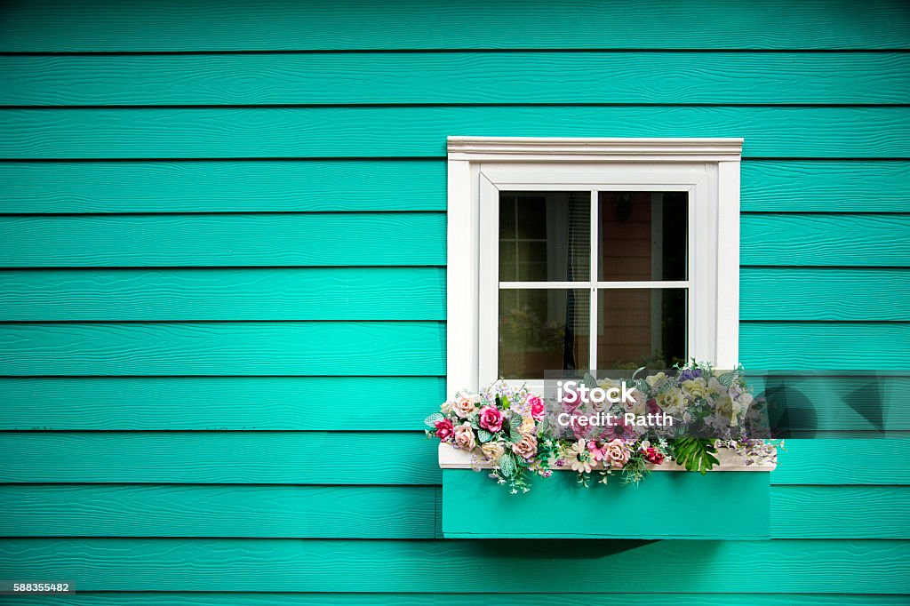 Una finestra di casa in legno - Foto stock royalty-free di Finestra