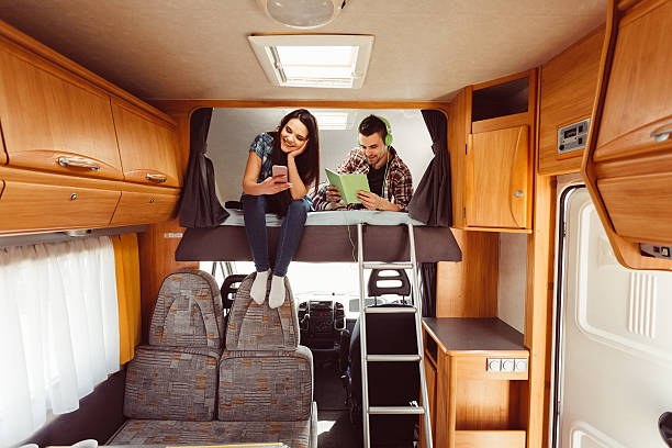 pareja descansando en autocaravana - mobile home audio fotografías e imágenes de stock
