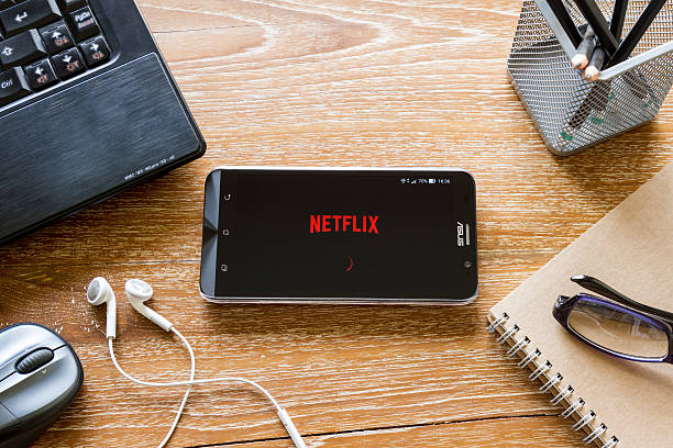 screenshot der netflix-anwendung - telephone application software editorial symbol stock-fotos und bilder