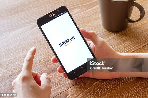 Man Hand Holding Screen Shot Of Amazon Application Foto de stock y más banco de imágenes de Amazon.com - Amazon.com, Venta al por menor, Internet