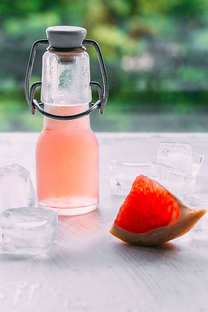 розовые грейпфрутные напитки с дробленым льдом - crushed ice colors grape fruit стоковые фото и изображения