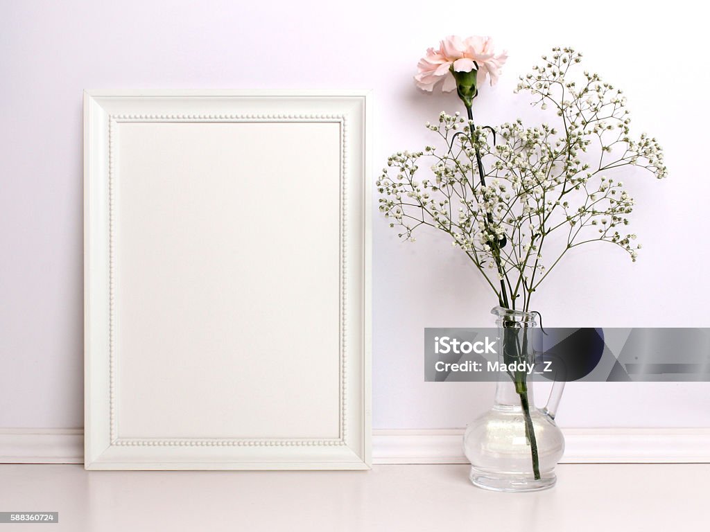 Maqueta de marco blanco con flores. - Foto de stock de Marco libre de derechos