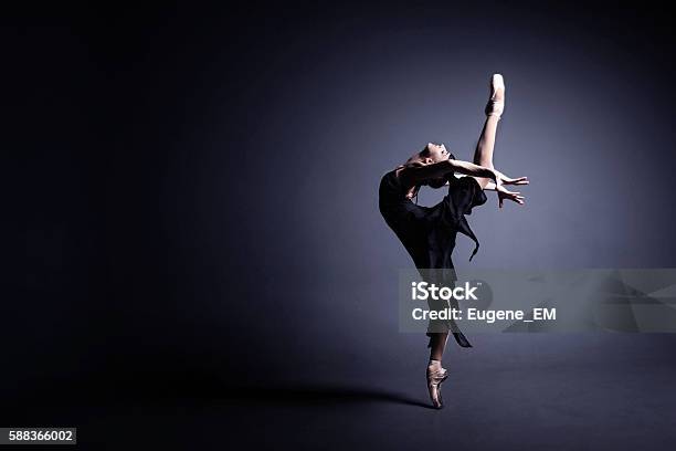 Młoda Baletnica W Czarnym Garniturze Tańczy W Ciemności - zdjęcia stockowe i więcej obrazów Balet