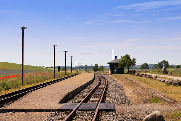 Pequeña línea de ferrocarril y estación en la isla de Rügen, Alemania - foto de stock