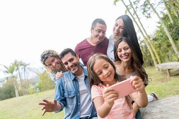 fille prenant un selfie avec sa famille - oncle photos et images de collection