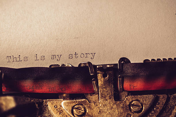 'this is my story' mit einer alten schreibmaschine getippt - typewriter storytelling fairy tale book stock-fotos und bilder