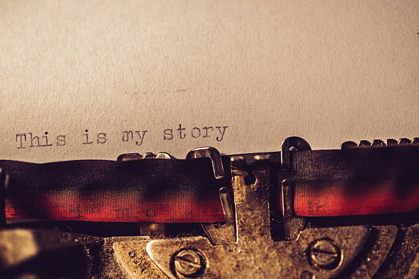 "to jest moja historia" wpisane przy użyciu starej maszyny do pisania - typewriter keyboard zdjęcia i obrazy z banku zdjęć
