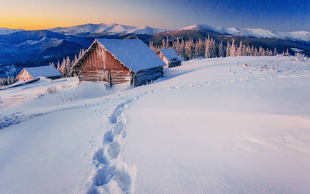 chalets in die berge bei sonnenuntergang - drifted stock-fotos und bilder