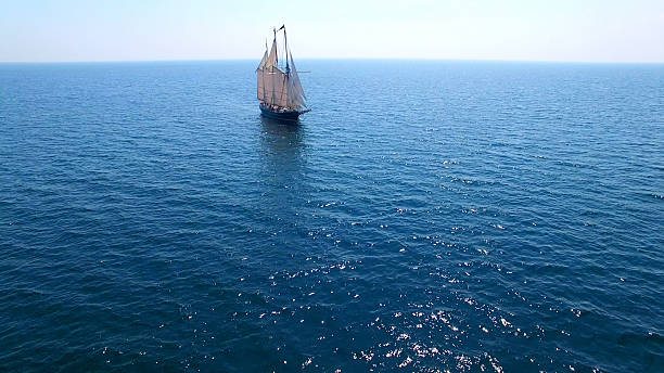 majestätisches großes schiff allein auf einem weiten blauen meer - brigantine sailing ship old nautical vessel stock-fotos und bilder