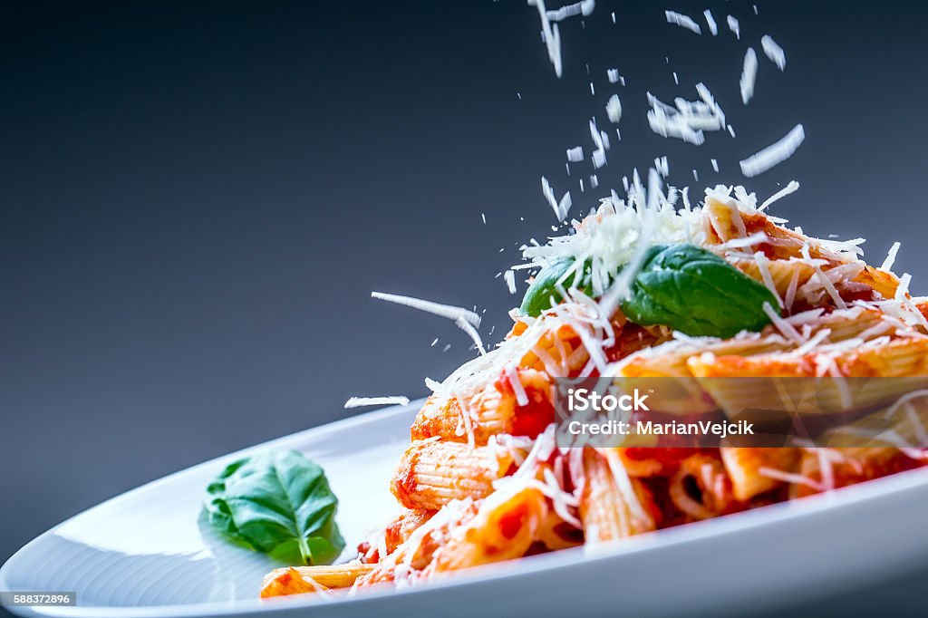 Pasta Penne con Salsa Boloñesa de Tomate, Queso Parmesano y Albahaca. - Foto de stock de Pasta libre de derechos