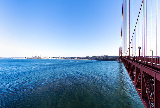 célèbre pont de porte d’or dans le ciel bleu - san francisco county sunrise nobody sky photos et images de collection