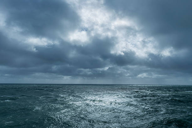 tempestade de entrada sobre o oceano - sea storm moody sky dark - fotografias e filmes do acervo