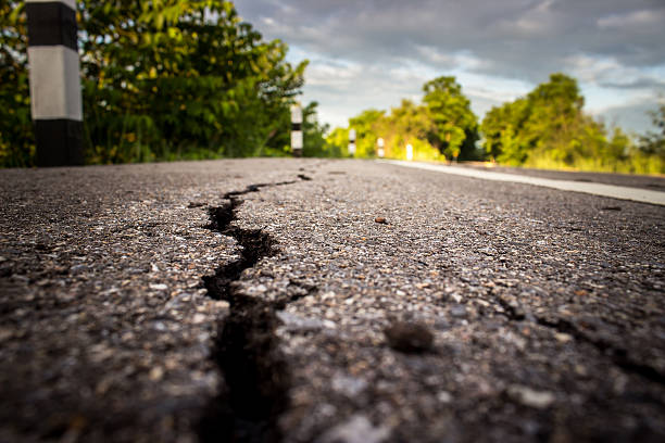 roads cracked - earthquake stockfoto's en -beelden