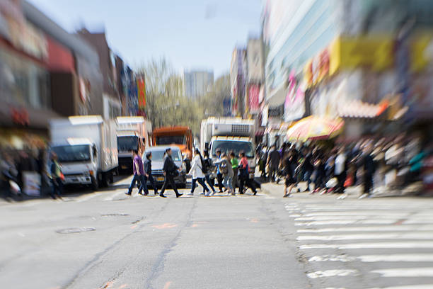 grop de personas que cruzan la calle - flushing fotografías e imágenes de stock