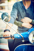 abgeschnittenes-bild-von-blauen-retro-scooter-von-paar-geritten.jpg?b=1&s=170x170&k=20&c=BM4Hxq0EOcgr3BSiEjLkRaCu4oYDkebnmml-PldGlI0=