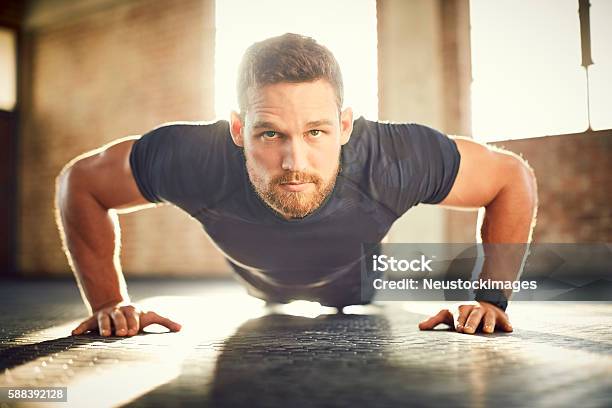 Junge Männer Tun Pushups Auf Fitnessstudioboden Stockfoto und mehr Bilder von Liegestütze - Liegestütze, Männer, Vorderansicht