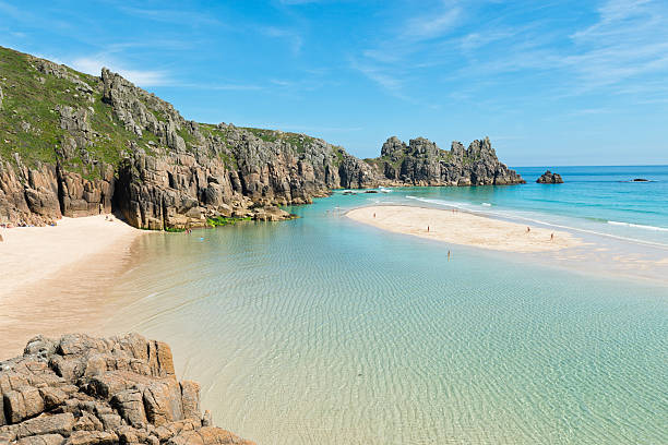 low tide at pedn vounder beach, cornwall - cornualha inglaterra imagens e fotografias de stock