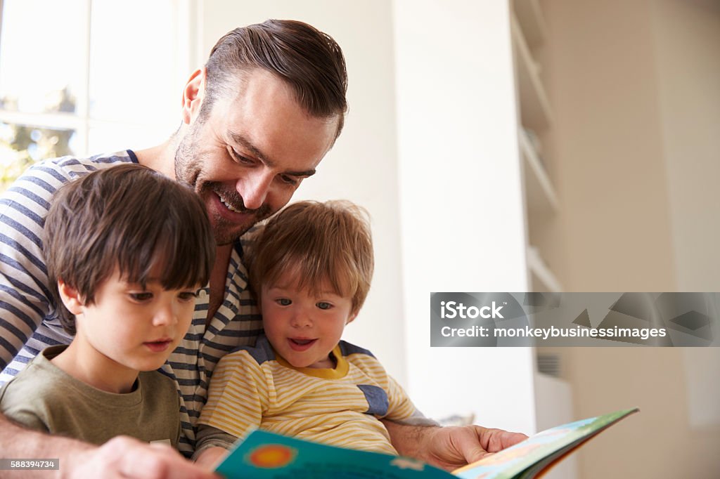 Nahaufnahme von Vater und Söhnen beim Lesen der Geschichte zu Hause - Lizenzfrei Vater Stock-Foto