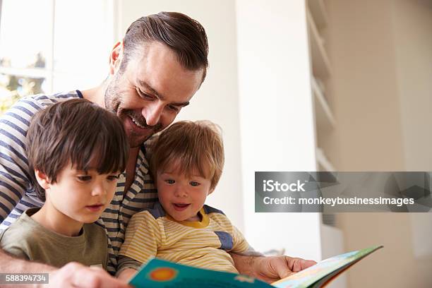 Nahaufnahme Von Vater Und Söhnen Beim Lesen Der Geschichte Zu Hause Stockfoto und mehr Bilder von Vater