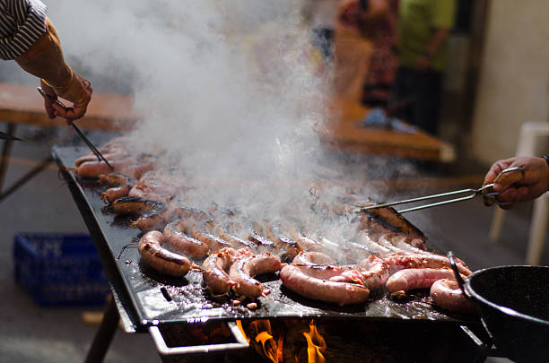 Fiamma salsicce alla griglia - foto stock