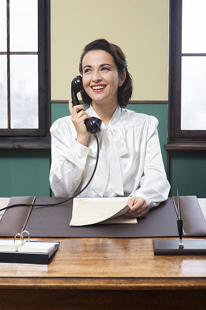 "recepção no trabalho" - customer service representative on the phone retro revival office - fotografias e filmes do acervo