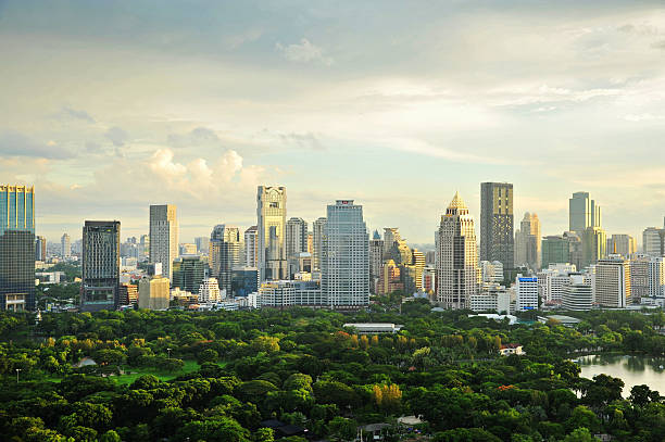 bangkok cityscape avec jardin principal - bangkok thailand skyline night photos et images de collection