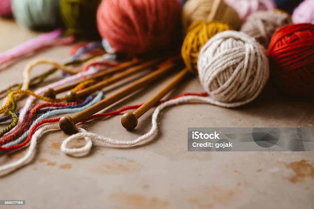 Palline di lana e aghi da cucito - Foto stock royalty-free di Lavorare a maglia