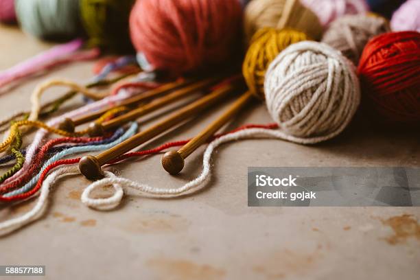 Palline Di Lana E Aghi Da Cucito - Fotografie stock e altre immagini di Lavorare a maglia - Lavorare a maglia, Gomitolo di lana, Lana