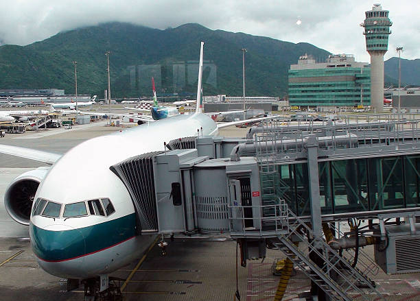 hong kong international airport i wielu pasażerów samolotów - china eastern airlines zdjęcia i obrazy z banku zdjęć